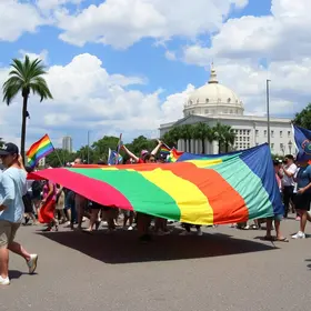 27ª Parada LGBTQIAPN+ reúne público na Esplanada dos Ministérios, em Brasília; veja IMAGENS