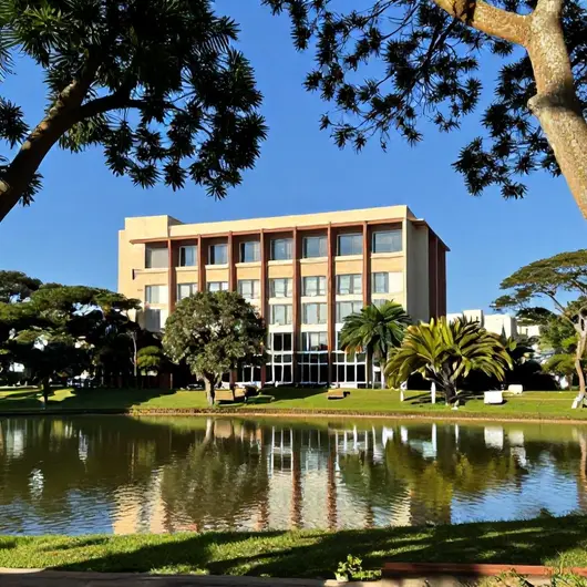 Descubra o Hotel do Lago