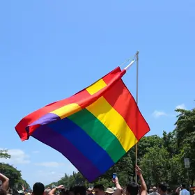 Parada do Orgulho LGBT de Brasília ocorre neste domingo (26)